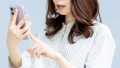 スマホを見る女性