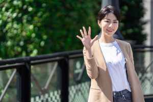 笑顔で手を広げる女性