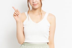 指さす女性
