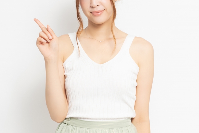 指さす女性